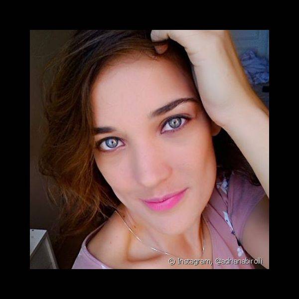 Com batom rosa e l?pis de olho colorido, Adriana Birolli ganhou um visual com uma pegada mais alegre